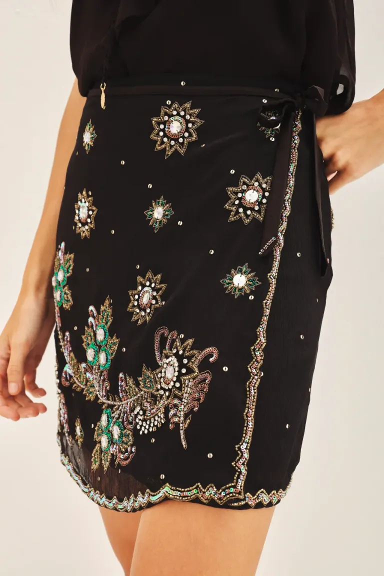 Falda corta cruzada con bordados florales hechos a mano de Rapsodia en Faldas para argentina