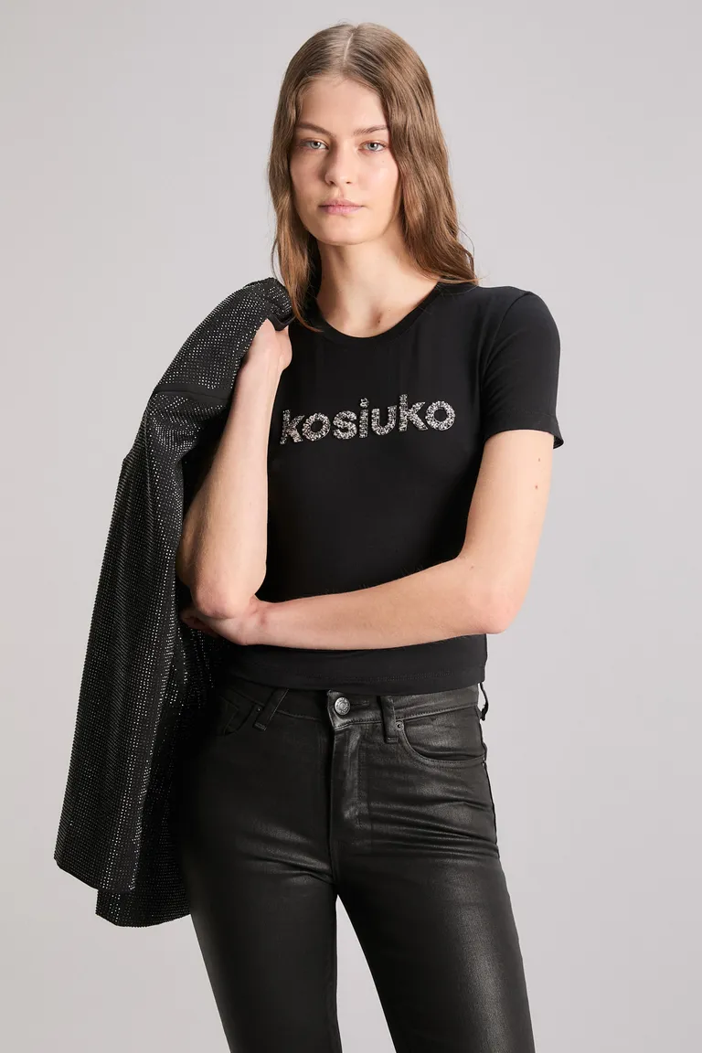 Remera de viscosa negra con detalles bordados en la delantera de Kosiuko en Remeras para argentina