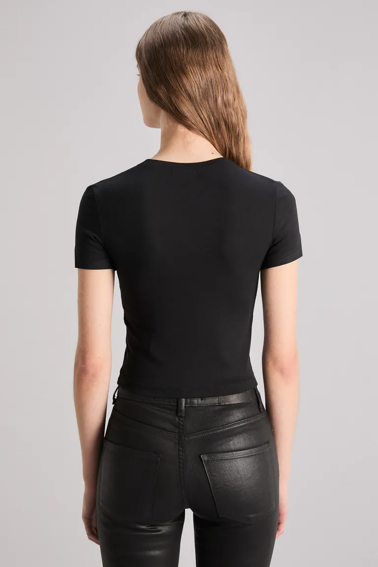 Remera de viscosa negra con detalles bordados en la delantera de Kosiuko en Remeras para argentina