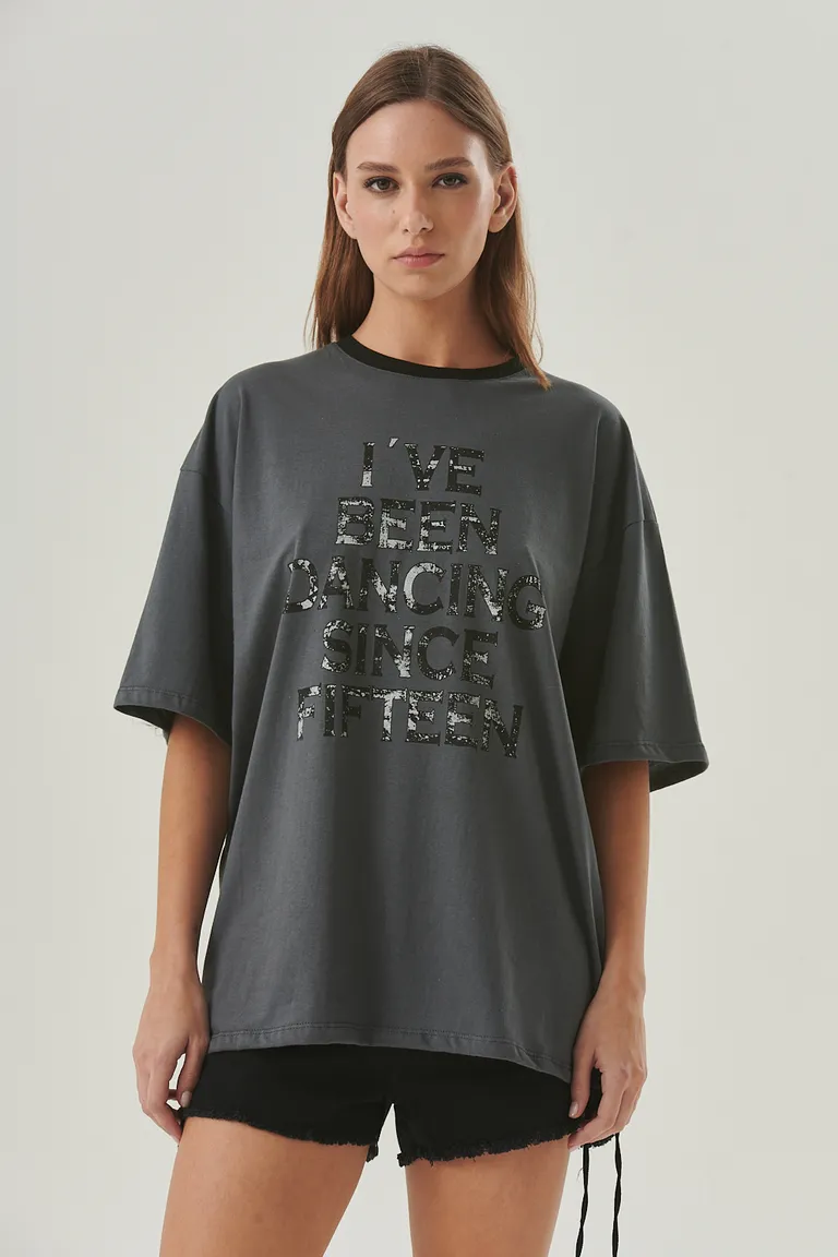 Remera gris oversized con estampa gráfica y mangas amplias para looks urbanos y relajados de Sweet en Remeras para argentina