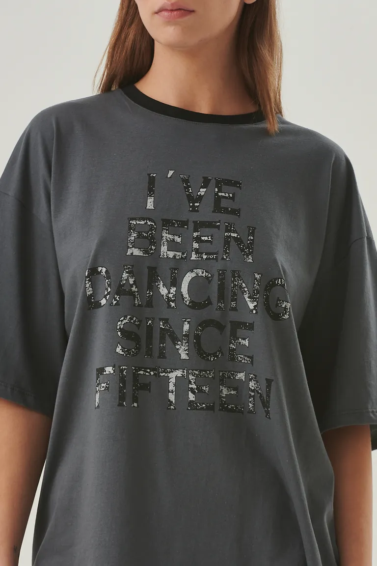 Remera gris oversized con estampa gráfica y mangas amplias para looks urbanos y relajados de Sweet en Remeras para argentina