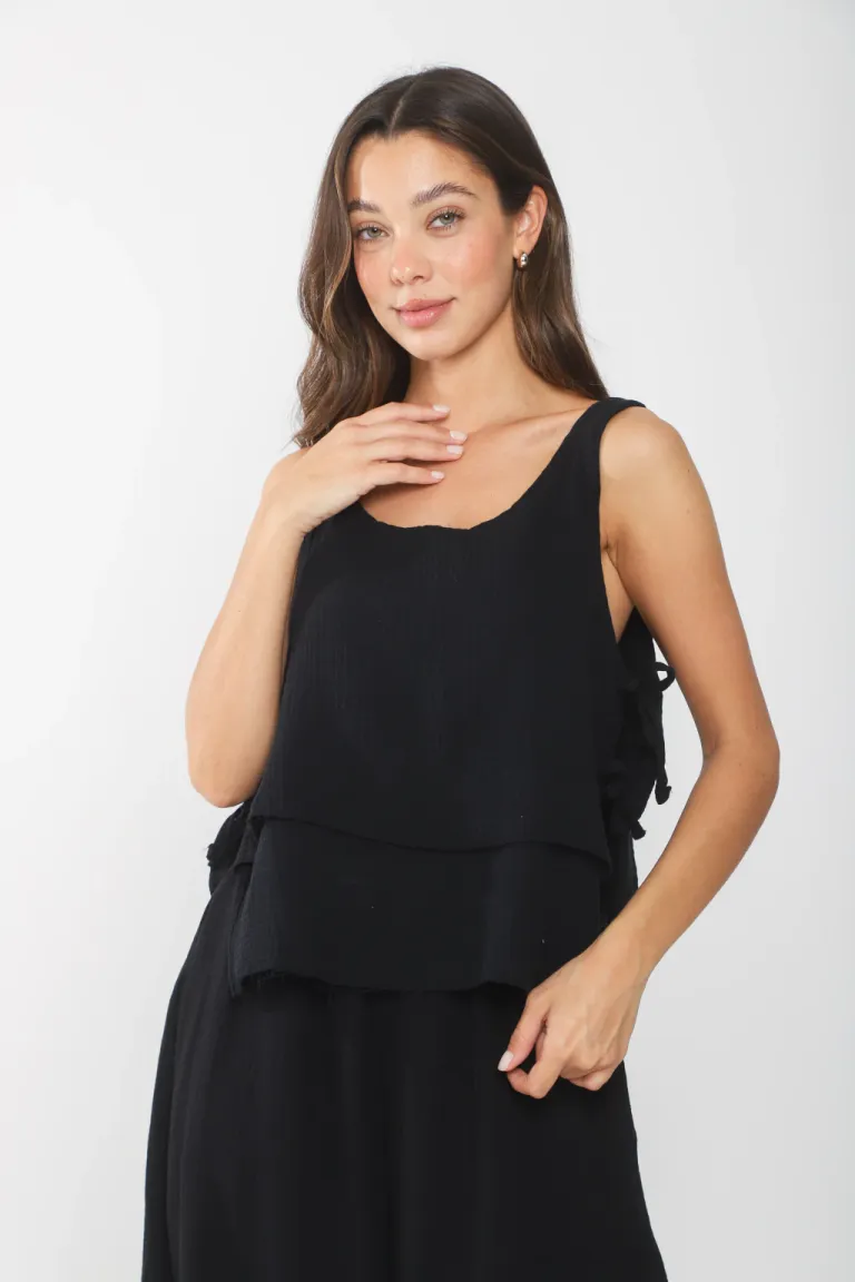 Elegante blusa negra de estilo clásico para looks de día y noche de Belle en Blusas para argentina