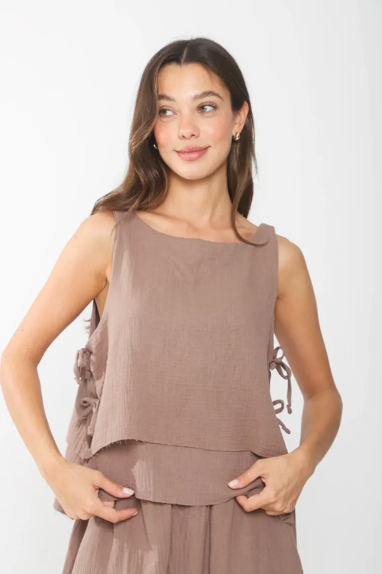 Elegante blusa negra de estilo clásico para looks de día y noche de Belle en Blusas para argentina