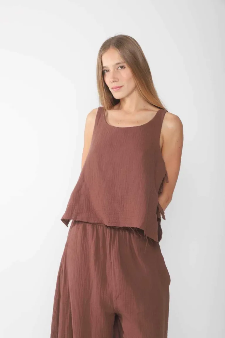 Elegante blusa negra de estilo clásico para looks de día y noche de Belle en Blusas para argentina