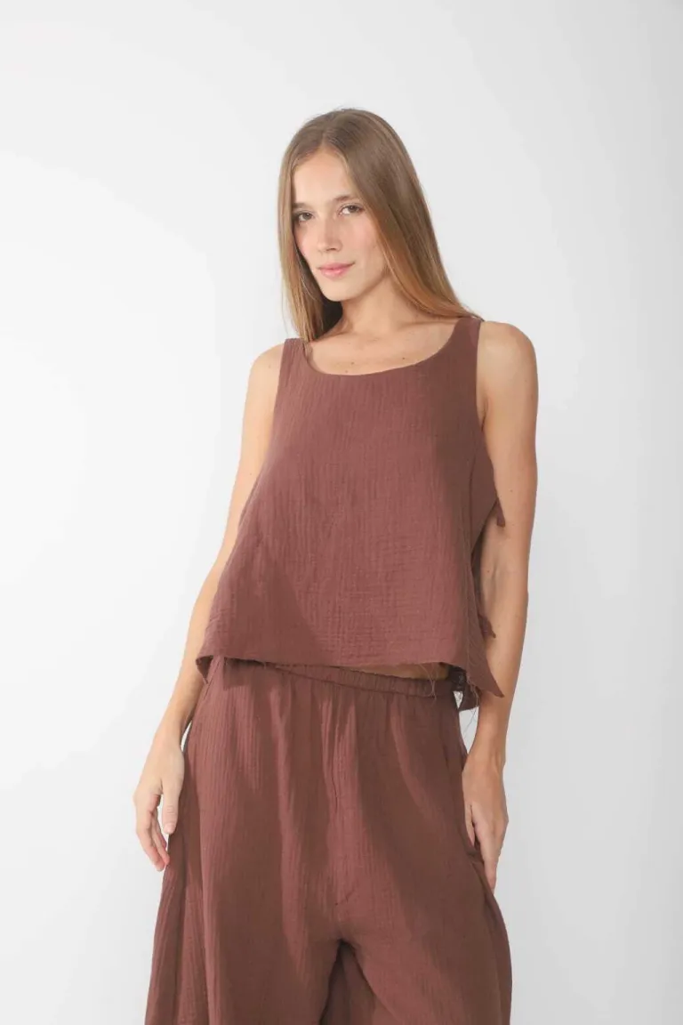 Elegante blusa negra de estilo clásico para looks de día y noche de Belle en Blusas para argentina