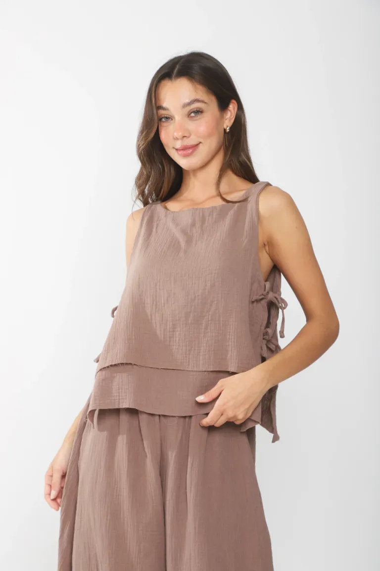 Elegante blusa negra de estilo clásico para looks de día y noche de Belle en Blusas para argentina