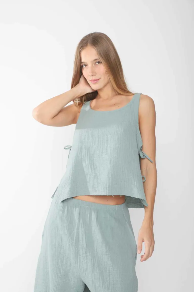 Elegante blusa negra de estilo clásico para looks de día y noche de Belle en Blusas para argentina