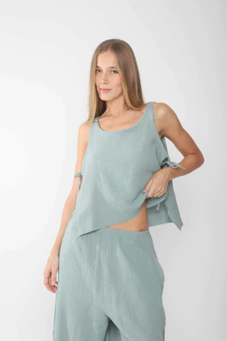 Elegante blusa negra de estilo clásico para looks de día y noche de Belle en Blusas para argentina