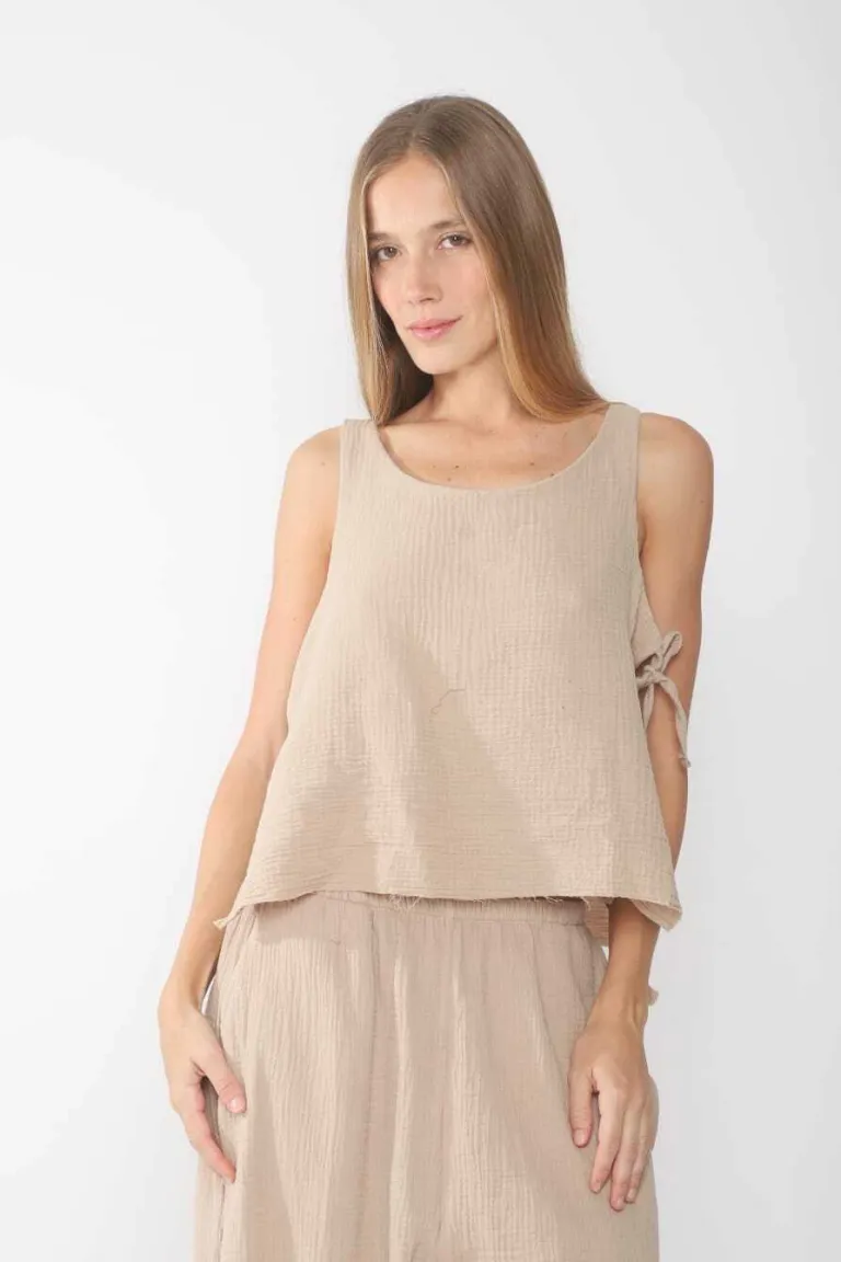 Elegante blusa negra de estilo clásico para looks de día y noche de Belle en Blusas para argentina