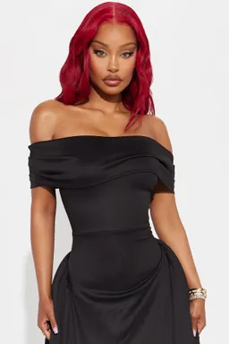 Vestido midi hombros descubiertos de Fashion Nova en Vestidos para argentina