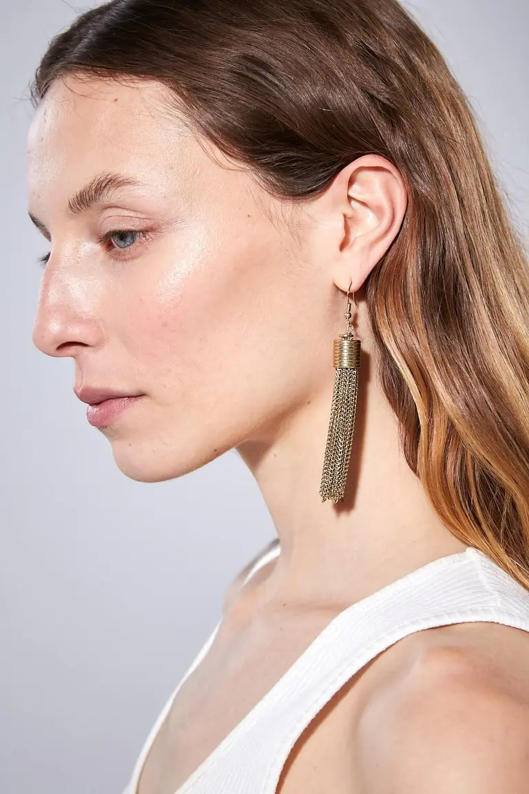 Aretes dorados con diseño de flecos, un accesorio de joyería delicado y sofisticado de Akiabara en Bijouterie para argentina