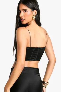 Corset de satén con breteles de Boohoo en Tops para argentina