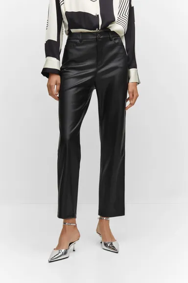 Pantalón recto efecto cuero