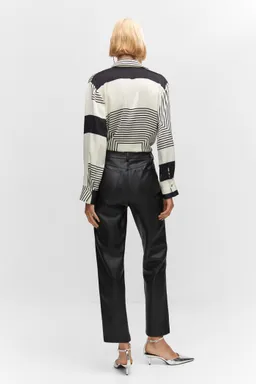Pantalón recto efecto cuero de Mango en Pantalones para argentina