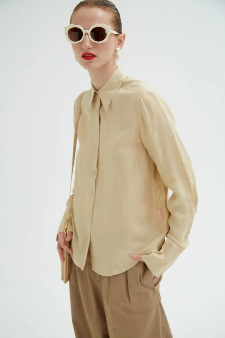Camisa de corte recto con cuello tradicional y puños anchos de diseño minimalista de Las Pepas en Camisas para argentina