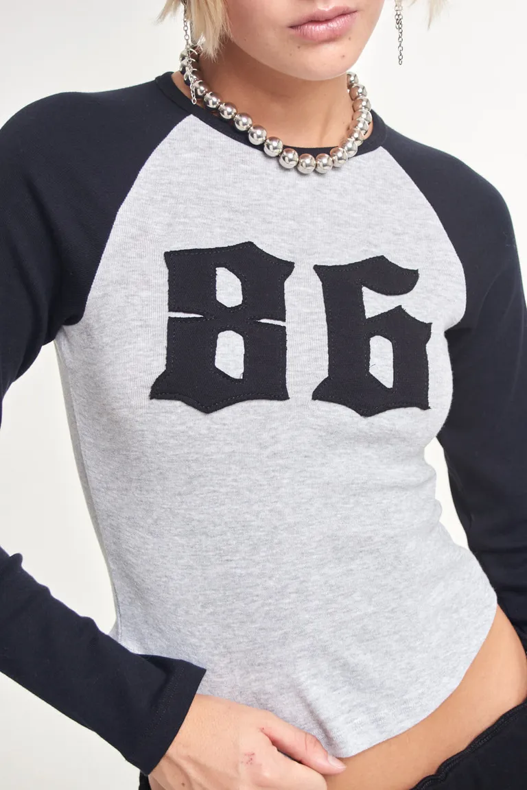 Remera de manga larga con diseño numérico aplicado, ideal para un look casual y deportivo de 47 Street en Remeras para argentina