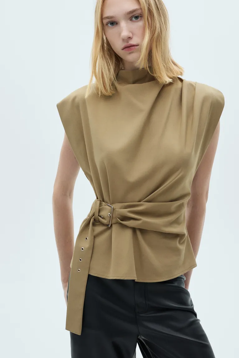 Blusa con hombreras cinturón de Mango en Blusas para argentina