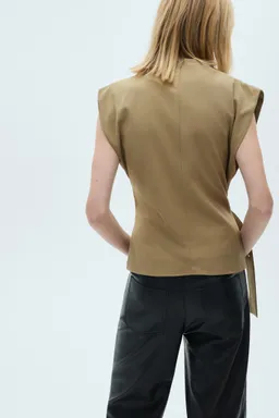 Blusa con hombreras cinturón de Mango en Blusas para argentina