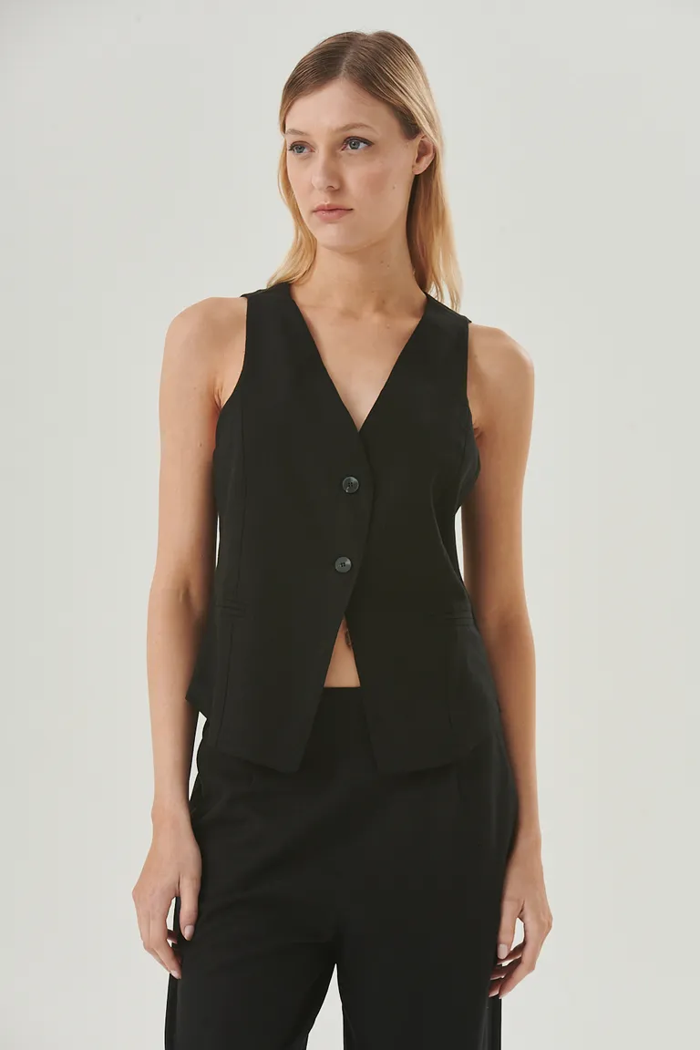 Chaleco dara, una prenda elegante y versátil en lino negro con detalles sastres de Sweet en Chalecos para argentina