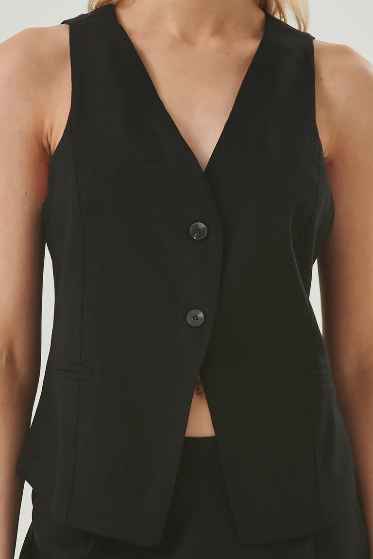 Chaleco dara, una prenda elegante y versátil en lino negro con detalles sastres de Sweet en Chalecos para argentina
