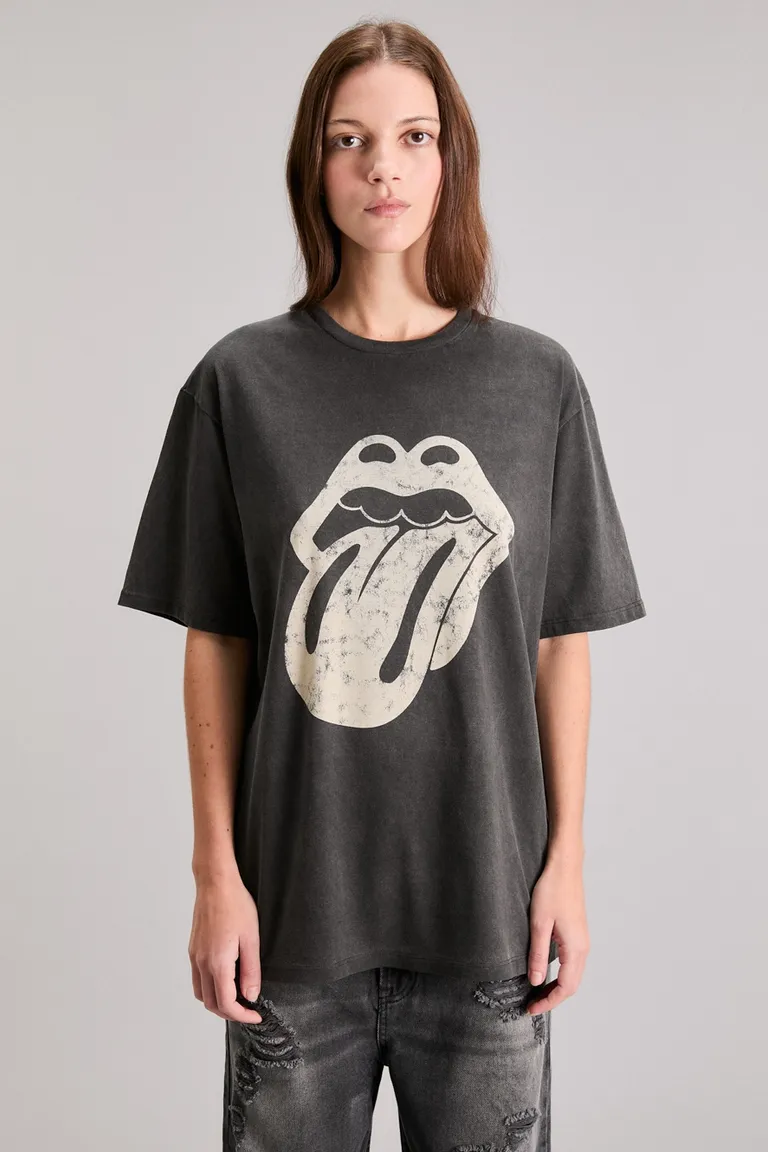 Remera de estilo vintage con estampa gráfica en color negro de corte oversize de Kosiuko en Remeras para argentina