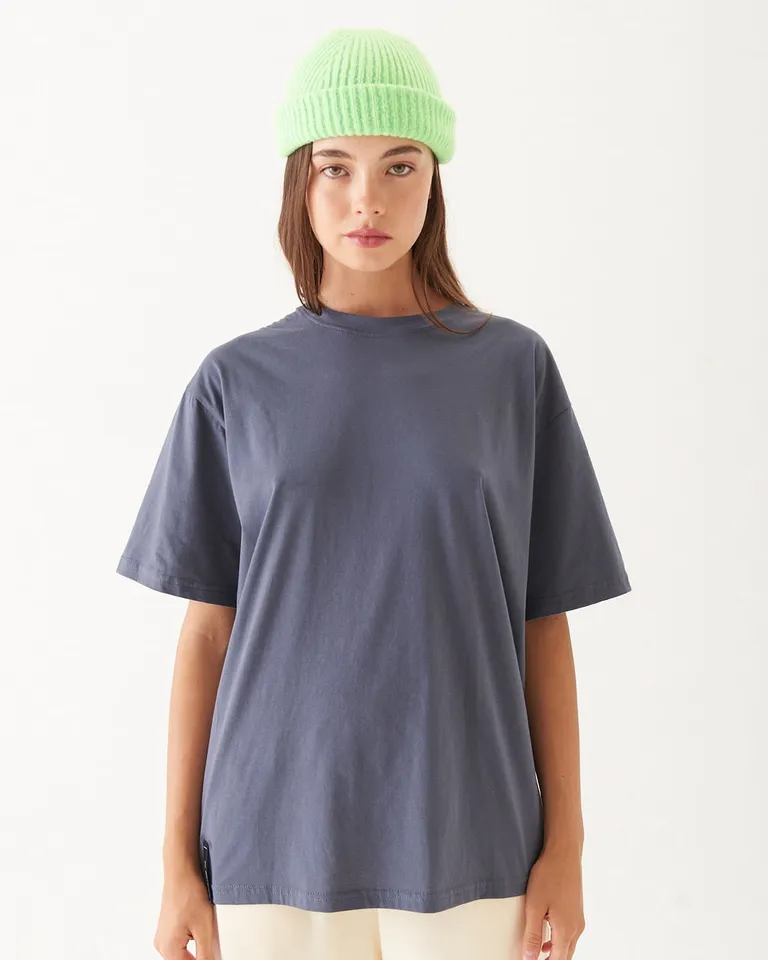 Remerón oversize manga corta de cuello redondo con etiqueta en ruedo de Furzai en Remeras para argentina