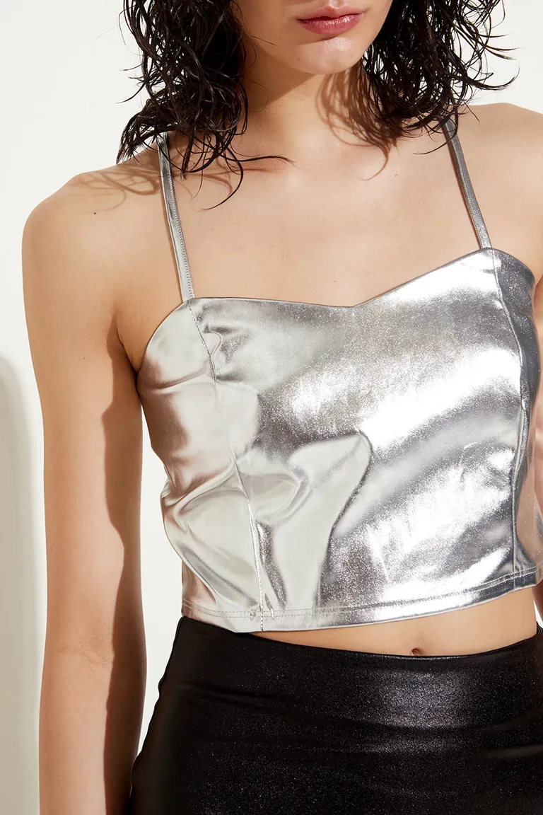 Top femenino con breteles finos y escote de estilo ajustado al cuerpo de Cuesta Blanca en Tops para argentina