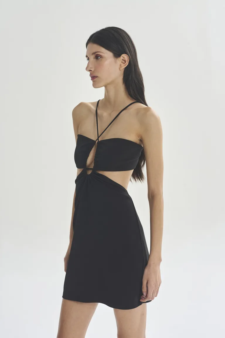 Vestido corto de noche negro con escote en la parte superior de Akiabara en Vestidos para argentina