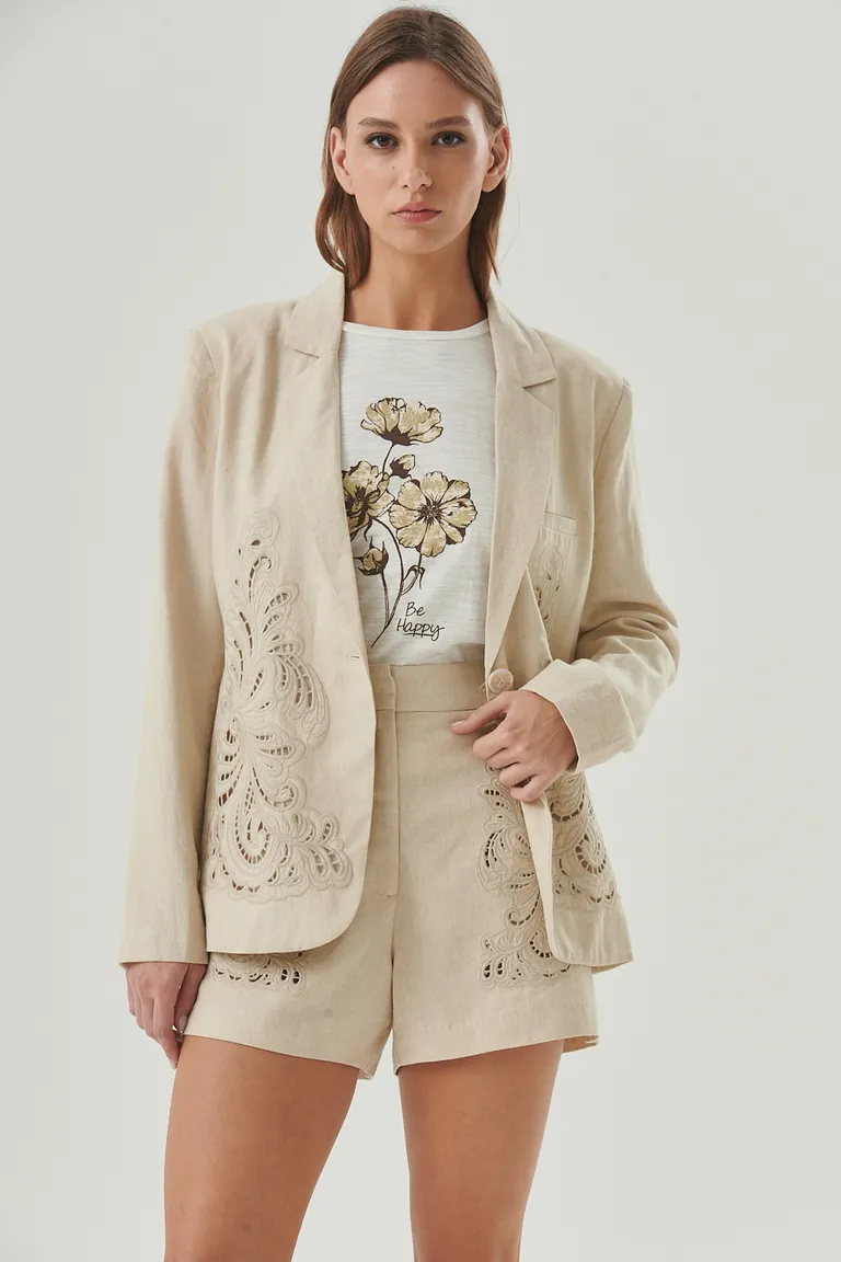 Blazer de lino de diseño sastre con bordado calado en las solapas de Sweet en Blazers para argentina