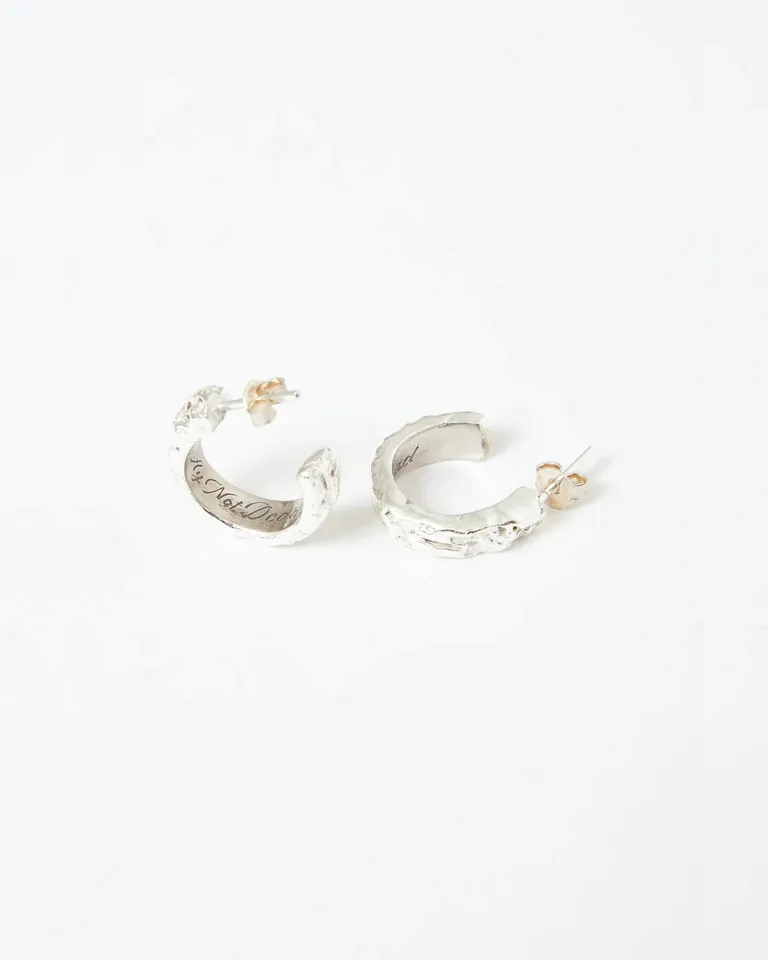 Aro de alpaca bañado en plata 925 con textura y cierre seguro de Ay Not Dead en Bijouterie para argentina