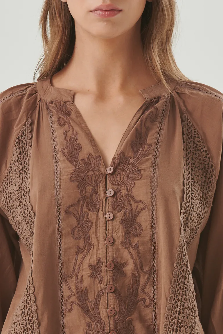 Camisa marrón para mujer con diseño elegante y sofisticado de Sweet en Camisas para argentina