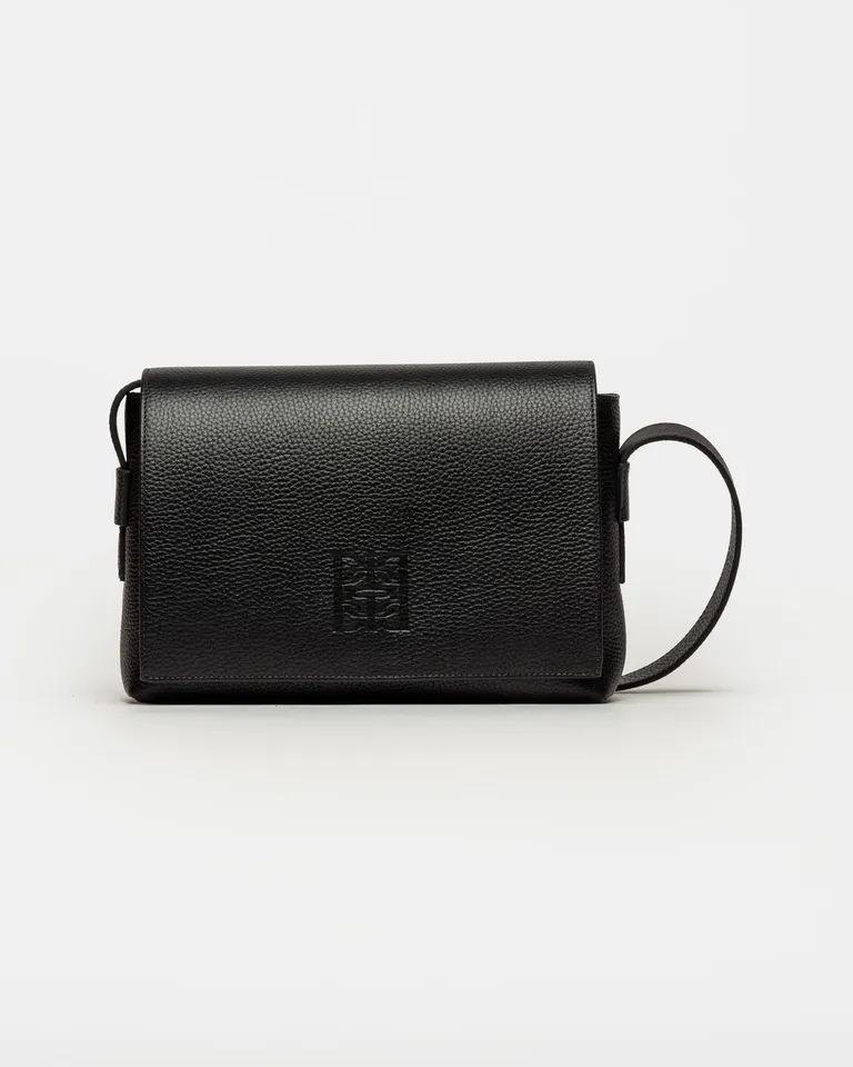 Bandolera de piel graneada con aditamento destacado - Modelo Hana de Prüne en Bolsos y Carteras para argentina