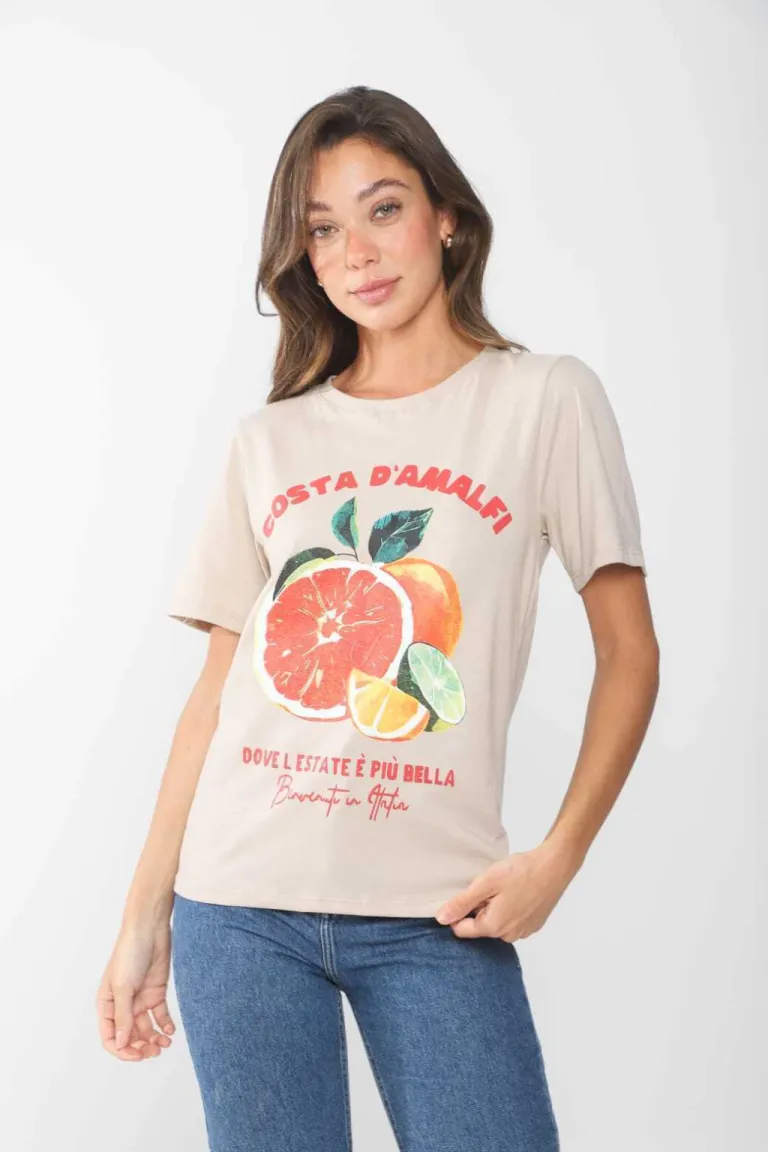 Remera blanca con estampa de frutas cítricas, un diseño fresco y veraniego de Belle en Remeras para argentina