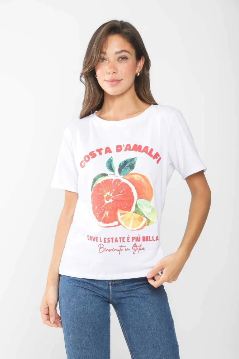 Remera blanca con estampa de frutas cítricas, un diseño fresco y veraniego de Belle en Remeras para argentina
