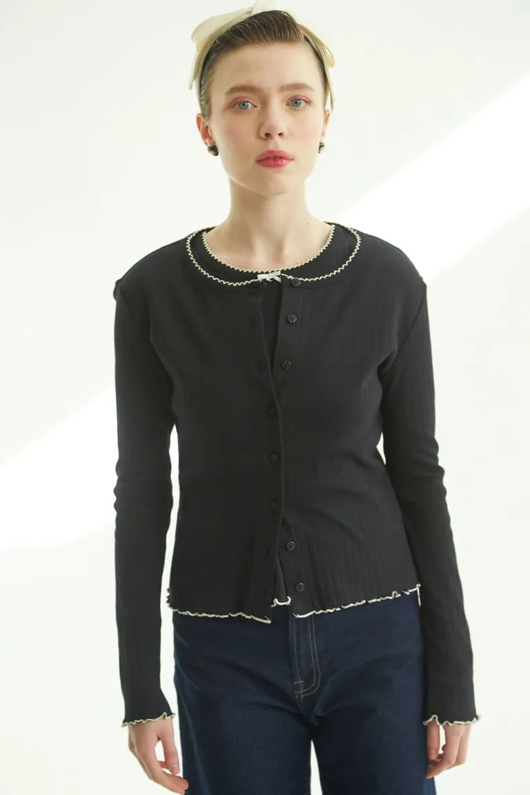 Cardigan de corte clásico con detalles románticos de Las Pepas en Buzos y Sweaters para argentina