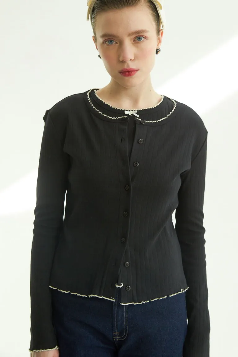 Cardigan de corte clásico con detalles románticos de Las Pepas en Buzos y Sweaters para argentina