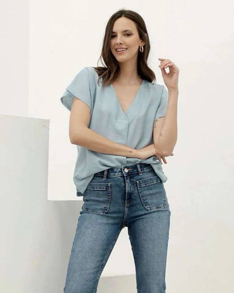 Blusa de seda con escote en V y abertura frontal para un estilo refinado de Hesed en Blusas para argentina