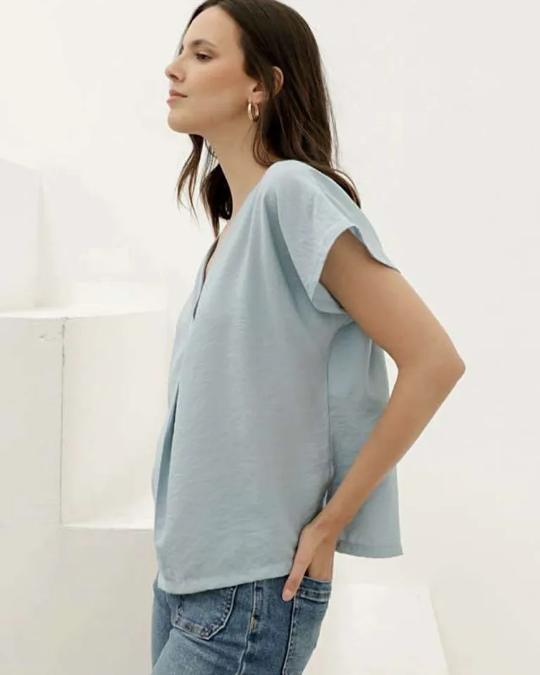 Blusa de seda con escote en V y abertura frontal para un estilo refinado de Hesed en Blusas para argentina