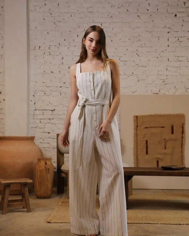 Mono largo con escote cuadrado, bolsillos y lazo ajustable en la cintura de Hesed en Monos para argentina