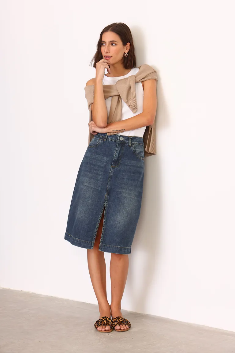 Falda de denim con silueta evasé y abertura frontal, diseño moderno y versátil de Yagmour en Faldas para argentina