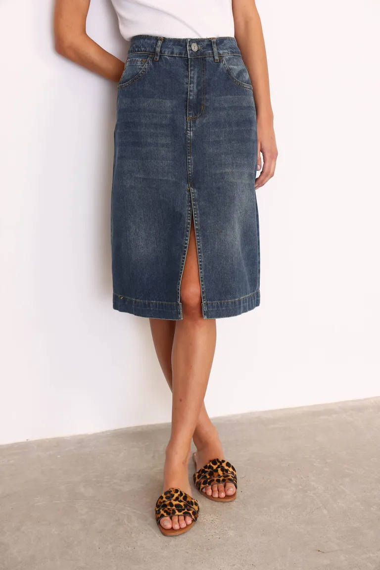 Falda de denim con silueta evasé y abertura frontal, diseño moderno y versátil de Yagmour en Faldas para argentina