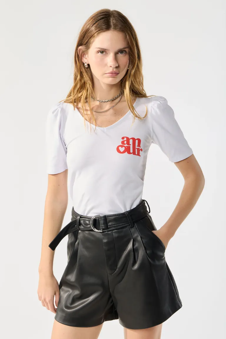 Remera lisa blanca con estampa única en el pecho para mujer de Cuesta Blanca en Remeras para argentina