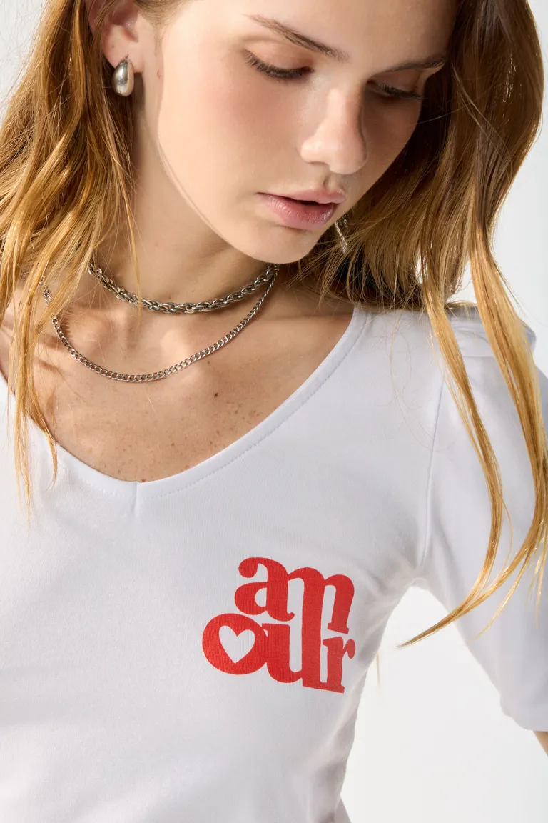 Remera lisa blanca con estampa única en el pecho para mujer de Cuesta Blanca en Remeras para argentina