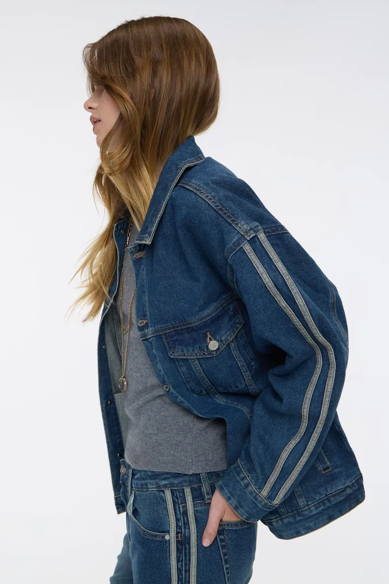 Campera denim oversize de corte recto con botones frontales y detalles laterales en mangas de Cuesta Blanca en Chaquetas para argentina
