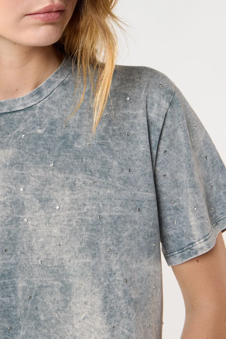 Remera gris oversize de algodón con aplicaciones en el frente de Cuesta Blanca en Remeras para argentina