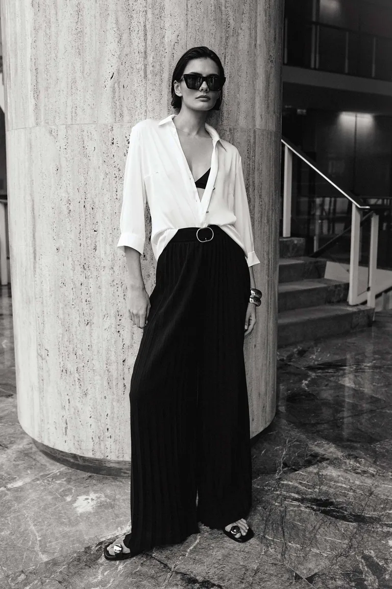 Pantalón de gasa plisado negro con detalles metálicos, de tiro alto y pierna ancha de Markova en Pantalones para argentina