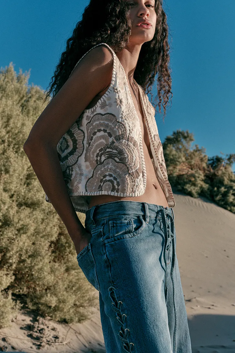 Chaleco de algodón con bordado artesanal y diseño abierto sin mangas de Sweet en Chalecos para argentina