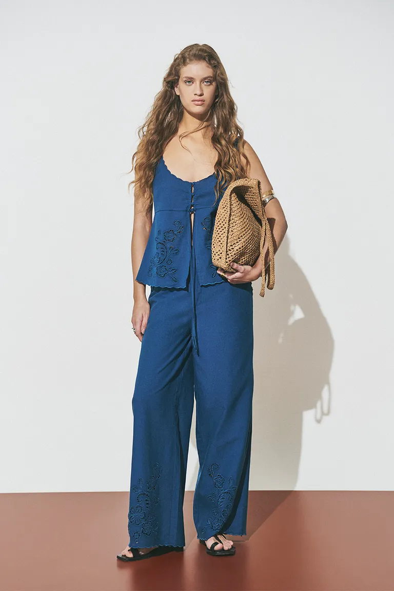 Pantalón palazzo con bordados florales, corte amplio y cintura alta de Sweet en Pantalones para argentina