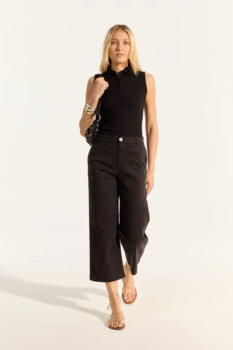 Pantalón de tiro alto en corte wide leg, elaborado en una exclusiva mezcla de fibras de Portsaid en Pantalones para argentina