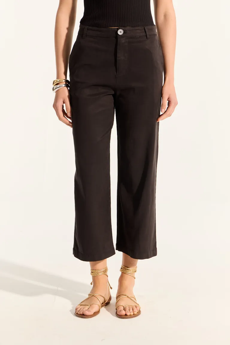 Pantalón de tiro alto en corte wide leg, elaborado en una exclusiva mezcla de fibras de Portsaid en Pantalones para argentina